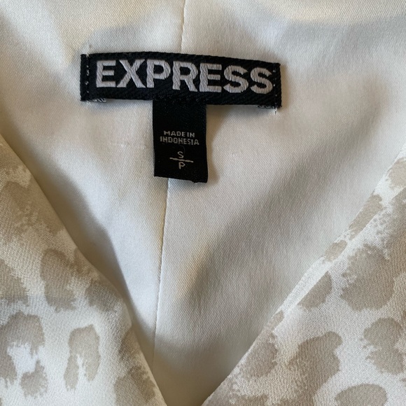 Subtle leopard print express lightweight top - Picture 2 of 2